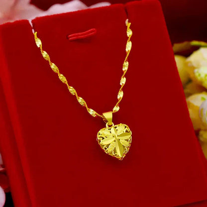 Gold Aura Heart Necklace (عقد قلب الهالة الذهبية)